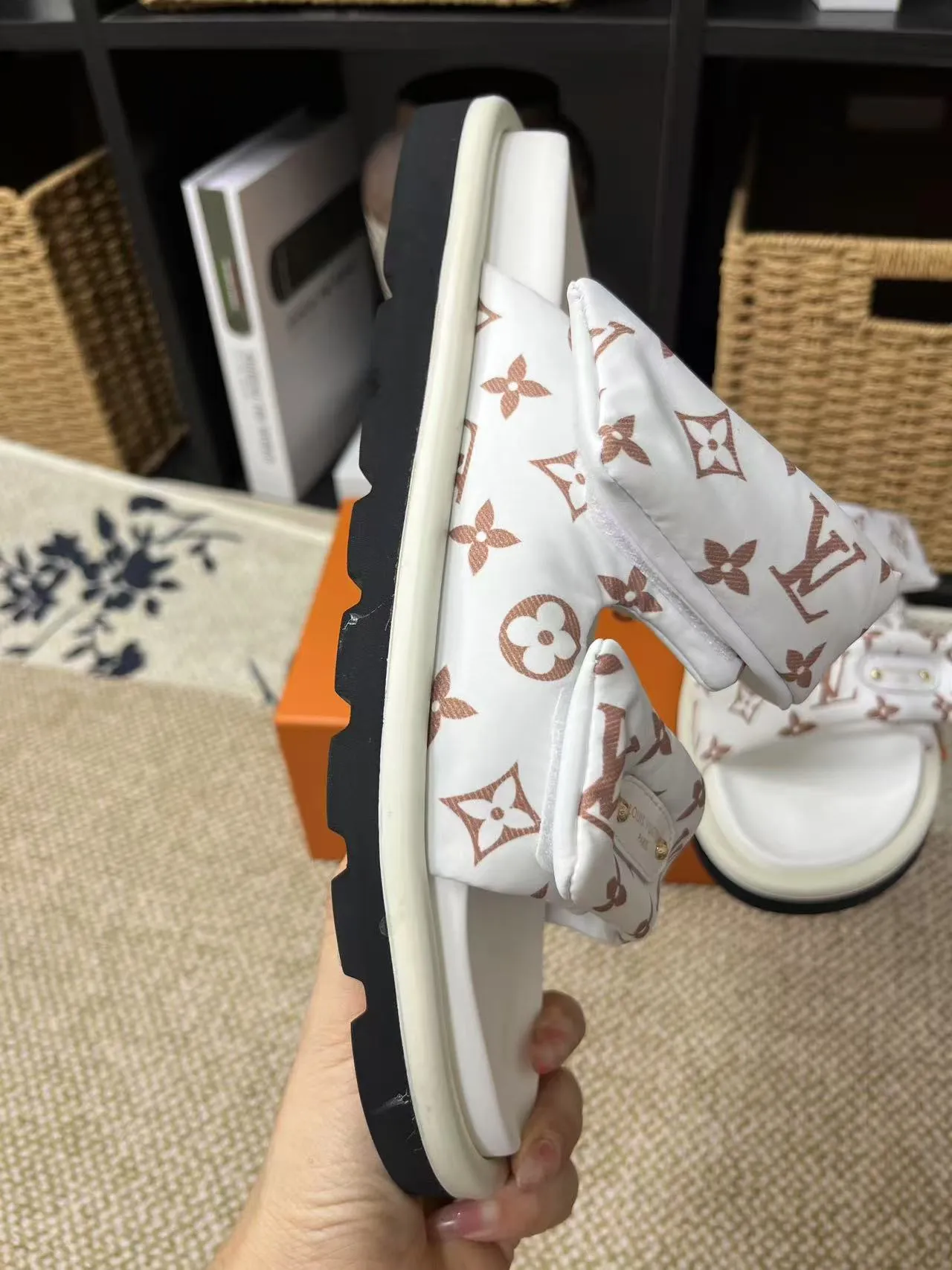 P340 yuan LV Louis Vuitton Full of high-end feel! A popular model among bloggers at home and abroad, it’s retro and fashionable, and looks stunning on your feet! Mainly recommended model on the official website★ ━━━━━ ЅᏇєєt ━━━━━ ▪️Upper: original calfskin ➕5D printing process ▪️Inner: imported mixed sheepskin ▪️Outsole: original molded foam outsole ▪️Size: Female 35-40 Men's 39-44 (women's 41 men's 45)